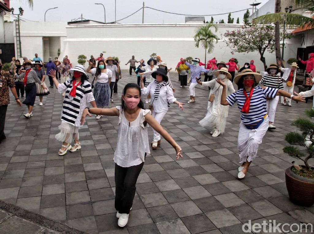 Serunya Emak-emak Ikutan Flash Mob di Museum Bahari Serunya Emak-emak Ikutan Flash Mob di Museum Bahari