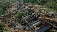 Rel Kereta Putus Diterjang Banjir, Akses Ekonomi Terganggu