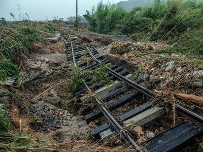 Rel Kereta Putus Diterjang Banjir, Akses Ekonomi Terganggu