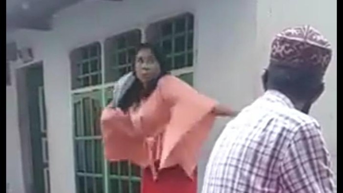 Seorang perempuan di Kota Makassar, Sulsel menjadi viral di media sosial karena aksinya melempar dan hendak merobek Al Quran (Gambar dalam video viral).