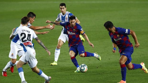 Barcelona's Lionel Messi runs for the ball next to Luis Suarez, against Espanyol's Marc Roca, Fernando Calero and Bernardo Espinosa, left, during the Spanish La Liga soccer match between FC Barcelona and RCD Espanyol at the Camp Nou stadium in Barcelona, Spain, Wednesday, July 8, 2020. (AP Photo/Joan Monfort)