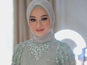 Dinda Hauw Menikah dengan Rey Mbayang, Intip Makeup Cantiknya Saat Lamaran Dinda Hauw Menikah dengan Rey Mbayang, Intip Makeup Cantiknya Saat Lamaran