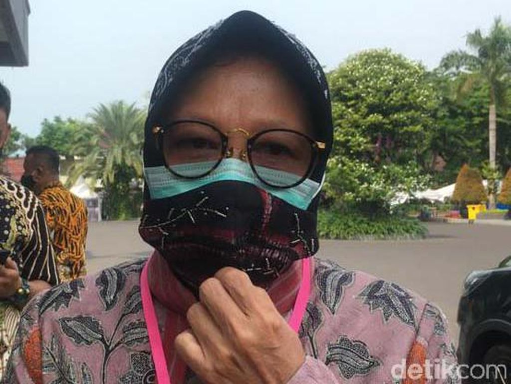 Jokowi Target Jatim Tekan COVID-19, Risma Gencar Bagi Masker dan Face Shield