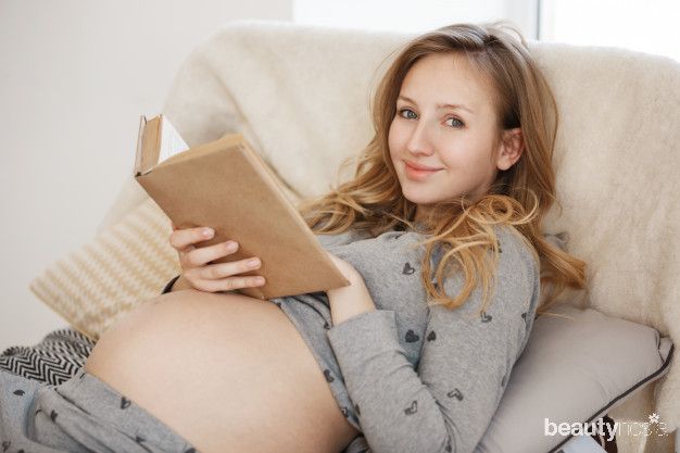 Ilustrasi ibu hamil sedang membaca buku