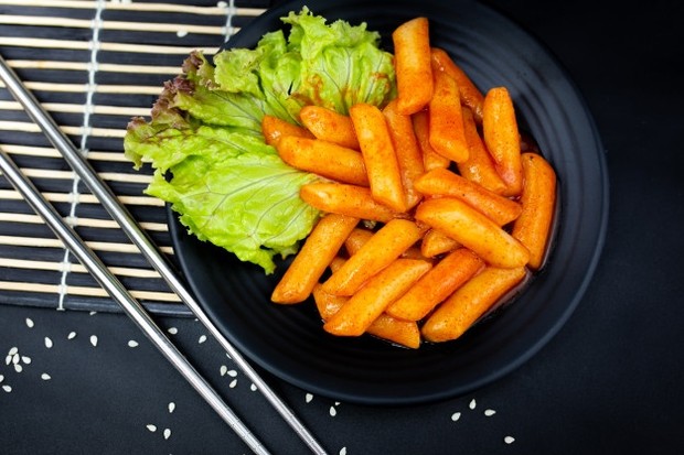 Tteokbokki merupakan jajanan khas Korea yang terbuat dari tepung beras yang diberikan saus pedas berbahan dasar gochujang.