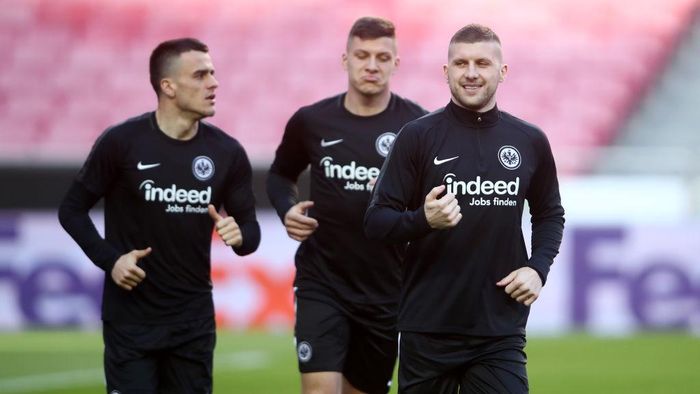 1141741198 LISBON, PORTUGAL - APRIL 10: Luka Jovic, Filip Kostic and Ante Rebic of Eintracht Frankfurt warm up during an Eintracht Frankfurt training session ahead of their UEFA Europa League quarter-final match against Benfica. At Estadio do Sport Lisboa e Benfica on April 10, 2019 in Lisbon, Portugal. (Photo by Alex Grimm/Getty Images)