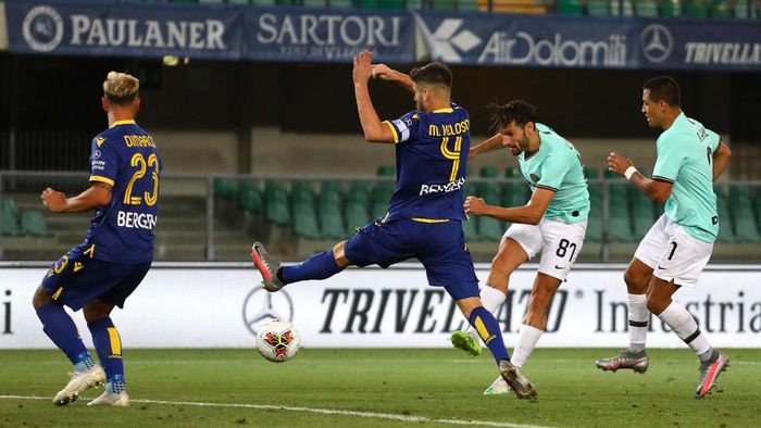 1225987520 VERONA, ITALY - JULY 09: Antonio Candreva #87 of FC Internazionale scores his goal during the Serie A match between Hellas Verona and FC Internazionale at Stadio Marcantonio Bentegodi on July 9, 2020 in Verona, Italy. (Photo by Marco Luzzani/Getty Images)