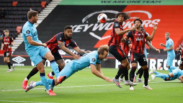 BOURNEMOUTH, ENGLAND - JULY 09: Harry Kane of Tottenham Hotspur is challenged by Joshua King of AFC Bournemouth during the Premier League match between AFC Bournemouth and Tottenham Hotspur at Vitality Stadium on July 09, 2020 in Bournemouth, England. Football Stadiums around Europe remain empty due to the Coronavirus Pandemic as Government social distancing laws prohibit fans inside venues resulting in all fixtures being played behind closed doors. (Photo by Richard Heathcote/Getty Images)