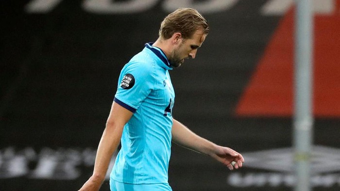 BOURNEMOUTH, ENGLAND - JULY 09: Harry Kane of Tottenham Hotspur walks off after the Premier League match between AFC Bournemouth and Tottenham Hotspur at Vitality Stadium on July 09, 2020 in Bournemouth, England. Football Stadiums around Europe remain empty due to the Coronavirus Pandemic as Government social distancing laws prohibit fans inside venues resulting in all fixtures being played behind closed doors. (Photo by Matt Dunham/Pool via Getty Images)