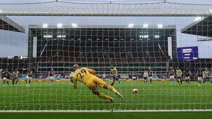 BIRMINGHAM, ENGLAND - JULY 09: Bruno Fernandes of Manchester United scores his teams first goal from the penalty spot past Pepe Reina of Aston Villa during the Premier League match between Aston Villa and Manchester United at Villa Park on July 09, 2020 in Birmingham, England. Football Stadiums around Europe remain empty due to the Coronavirus Pandemic as Government social distancing laws prohibit fans inside venues resulting in all fixtures being played behind closed doors. (Photo by Oli Scarff/Pool via Getty Images)