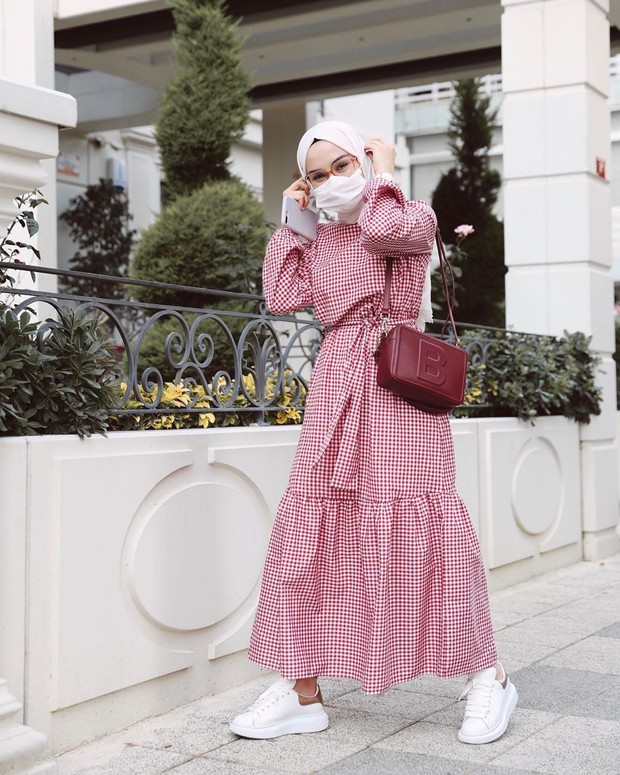 Masker warna netral/Foto: instagram.com/atalaraleyna Tips memadu padankan masker x hijab ala influencer