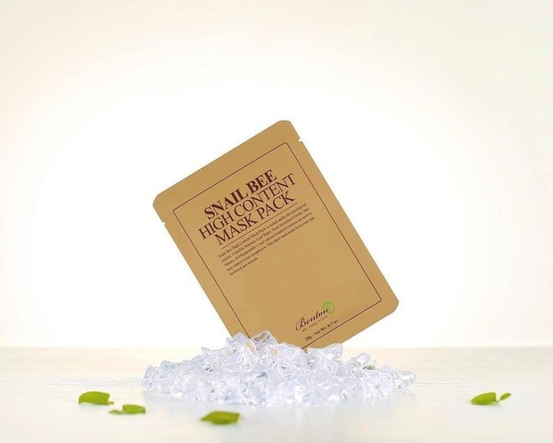 Untuk menjaga agar kulit wajah tetap lembap yaitu dengan menggunakan sheet mask. Salah satu sheet mask berbahan lendir siput yaitu benton snail bee sheet mask