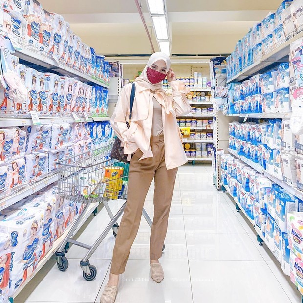 Masker warna bold/Foto: instagram.com/tiqasya Tips mix and match hijab x masker ala influencer