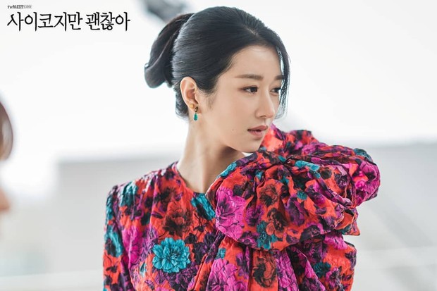Seo Ye Ji mengenakan mini dress bermotif floral dengan aksen pita di bagian bahu sebelah kiri.