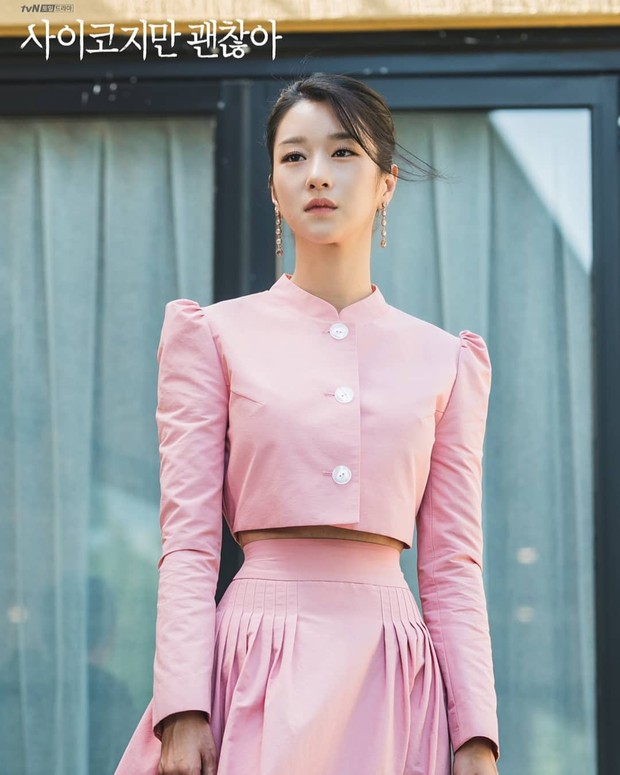 Seo Ye Ji mengenakan setelan crop top lengan panjang dengan bawahan long skirt yang memperlihatkan lekuk tubuh dan lingkar pinggangnya yang begitu ramping.
