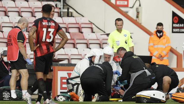 BOURNEMOUTH, ENGLAND - JULY 09: Adam Smith of AFC Bournemouth receives medical treatment during the Premier League match between AFC Bournemouth and Tottenham Hotspur at Vitality Stadium on July 09, 2020 in Bournemouth, England. Football Stadiums around Europe remain empty due to the Coronavirus Pandemic as Government social distancing laws prohibit fans inside venues resulting in all fixtures being played behind closed doors. (Photo by Matt Dunham/Pool via Getty Images)