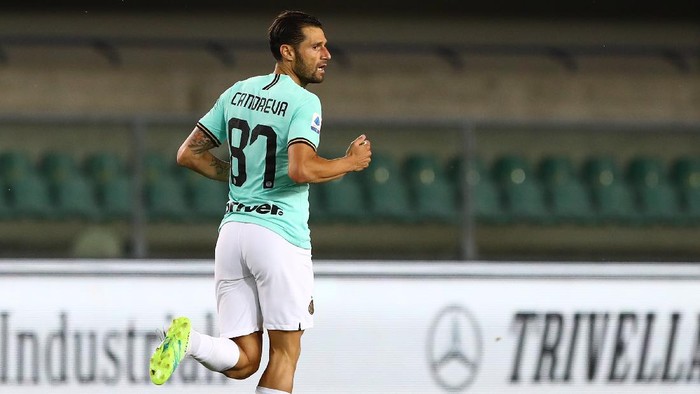 VERONA, ITALY - JULY 09:  Antonio Candreva #87 of FC Internazionale celebrates his goal during the Serie A match between Hellas Verona and FC Internazionale at Stadio Marcantonio Bentegodi on July 9, 2020 in Verona, Italy.  (Photo by Marco Luzzani/Getty Images)