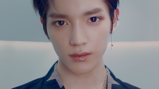 Taeyong NCT adalah salah satu idol K-Pop yang pakai tindik bibir