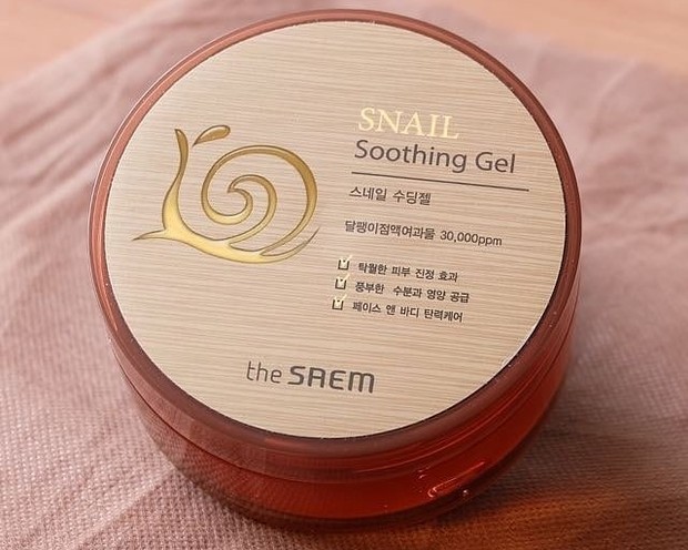 The Saem Snail Soothing Gel dapat membuat kulit wajah menjadi kenyal.