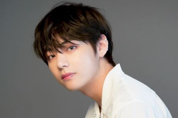 V BTS adalah salah satu idol K-Pop yang pakai tindik bibir