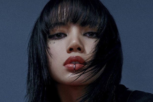 Lisa BLACKPINK adalah salah satu idol K-Pop yang pakai tindik bibir