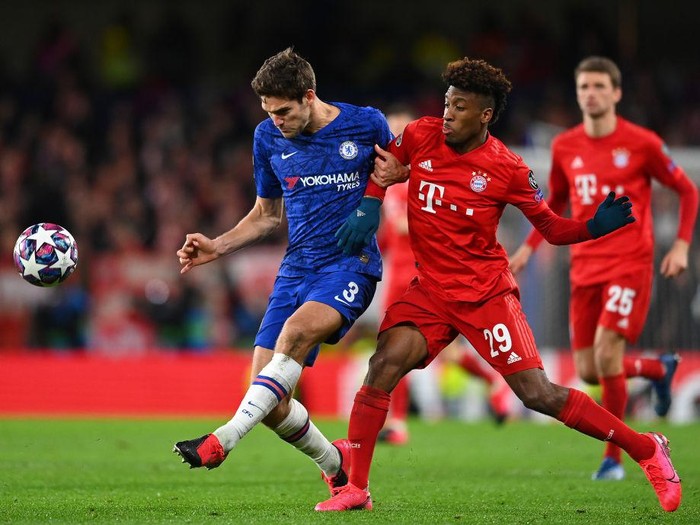 LONDON, ENGLAND - FEBRUARY 25: Kingsley Coman of Bayern Muenchen and Marcos Alonso of Chelsea vie for the ball during the UEFA Champions League round of 16 first leg match between Chelsea FC and FC Bayern Muenchen at Stamford Bridge on February 25, 2020 in London, United Kingdom. (Photo by Clive Mason/Getty Images)