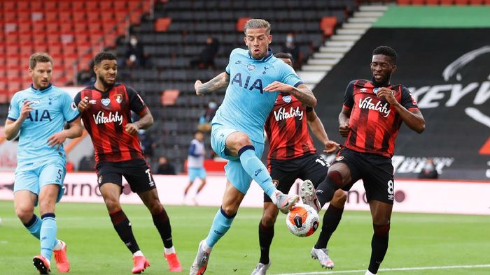 Bournemouth vsTottenham BOURNEMOUTH, ENGLAND - JULY 09: Toby Alderweireld of Tottenham Hotspur shoots during the Premier League match between AFC Bournemouth and Tottenham Hotspur at Vitality Stadium on July 09, 2020 in Bournemouth, England. Football Stadiums around Europe remain empty due to the Coronavirus Pandemic as Government social distancing laws prohibit fans inside venues resulting in all fixtures being played behind closed doors. (Photo by Richard Heathcote/Getty Images)