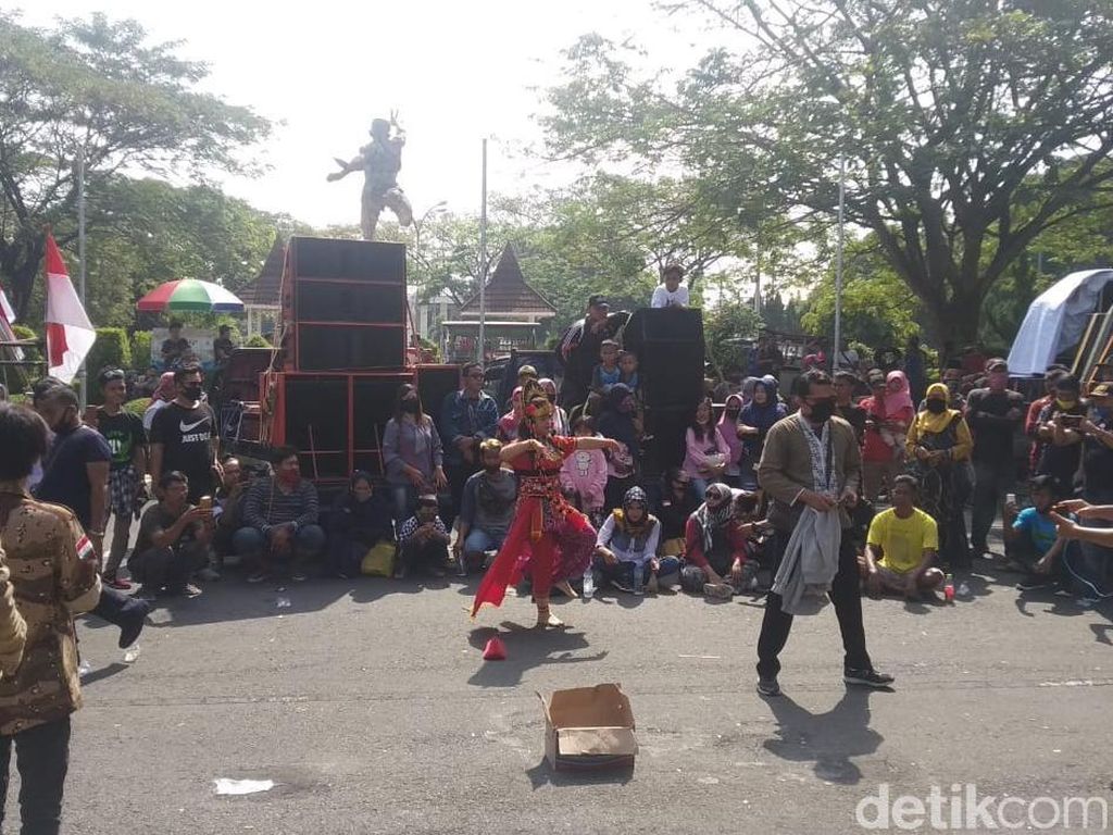 Minta Kelonggaran Aktivitas Kesenian, Seniman Demo di DPRD Cirebon Minta Kelonggaran Aktivitas Kesenian, Seniman Demo di DPRD Cirebon