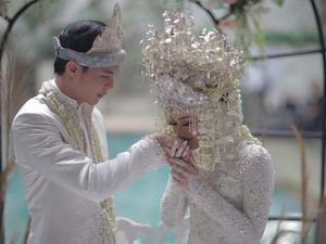 Rey Mbayang Tak Izinkan Dinda Hauw Akting dengan Pria Lain Rey Mbayang Tak Izinkan Dinda Hauw Akting dengan Pria Lain