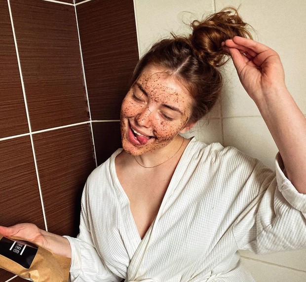 coffe scrub/https://www.instagram.com/kiindriksone/ Foundation lebih terlihat halus saat melakukan coffe scrub