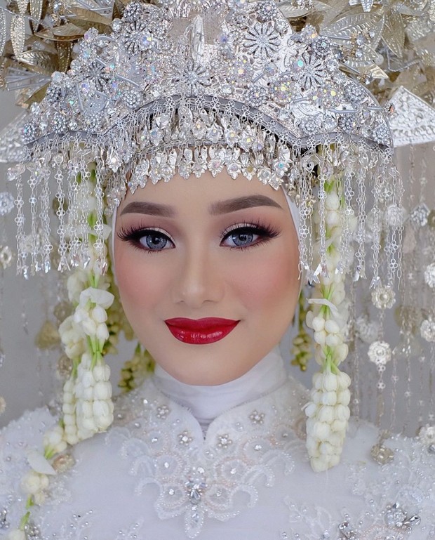 Menikah, Cantiknya Dinda Hauw Pakai Baju Adat Palembang dan Makeup Bold