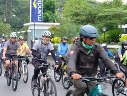 Gubernur sampai Kapolda Kalsel Gowes Sambil Bakti Sosial COVID-19