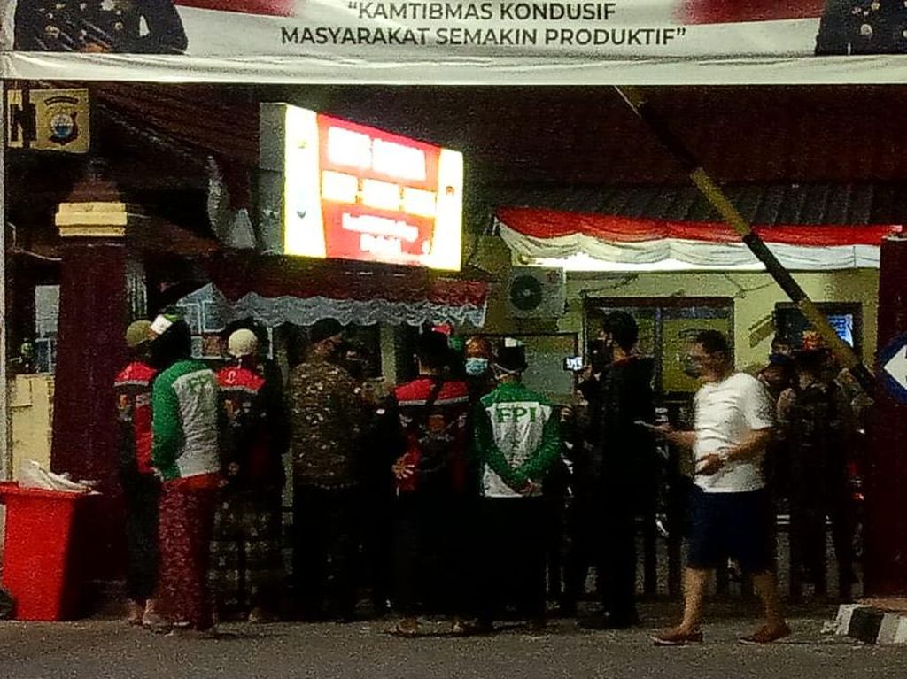 FPI Makassar Demo Desak Polisi Usut Tuntas Kasus Wanita Lempar Al-Quran FPI Makassar Demo Desak Polisi Usut Tuntas Kasus Wanita Lempar Al-Quran