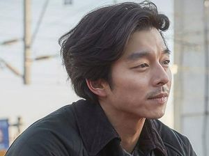 Gong Yoo Temani Jenazah Ayah Jelang Pemakaman Gong Yoo Temani Jenazah Ayah Jelang Pemakaman