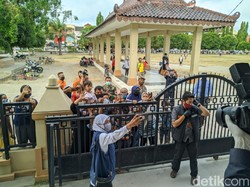 Momen Khofifah Diajak Warga Ponorogo Selfi hingga Bagi-bagi Vitamin