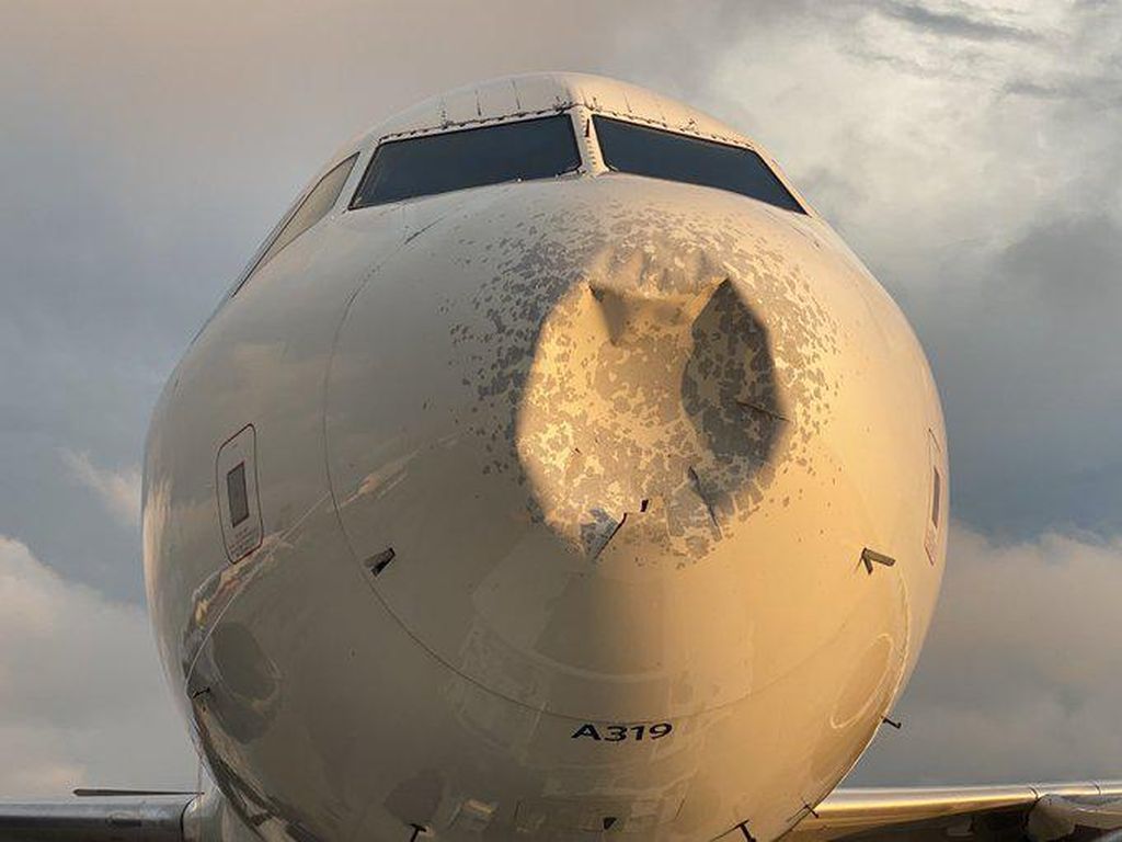 Dihajar Hujan Es, Hidung Pesawat di Amerika Sampai Penyok