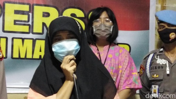 Ince Nimatullah (40) perempuan yang melempar dan hendak merobek Al-Quran (Hermawan-detikcom). Ince Nimatullah (40) perempuan yang melempar dan hendak merobek Al-Quran (Hermawan-detikcom).