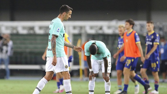 Inter Milan players start leaving the field after the Serie A soccer match between Hellas Verona and Inter Milan, at the Marcantonio Bentegodi Stadium in Verona, Italy, Thursday, July 9, 2020. The match was tied 2-2. (Paola Garbuio/LaPresse via AP)