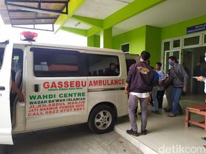 Jenazah Korban Mobil Nyemplung di Kalimalang Dibawa ke Parung Jenazah Korban Mobil Nyemplung di Kalimalang Dibawa ke Parung