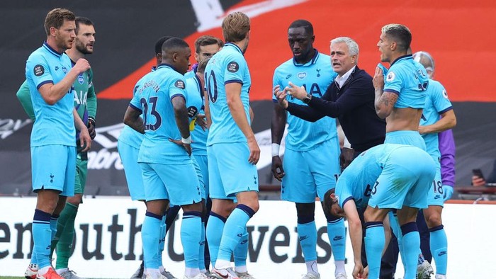 BOURNEMOUTH, ENGLAND - JULY 09: Jose Mourinho, Manager of Tottenham Hotspur gives his team instructions during a drinks break during the Premier League match between AFC Bournemouth and Tottenham Hotspur at Vitality Stadium on July 09, 2020 in Bournemouth, England. Football Stadiums around Europe remain empty due to the Coronavirus Pandemic as Government social distancing laws prohibit fans inside venues resulting in all fixtures being played behind closed doors. (Photo by Richard Heathcote/Getty Images)