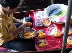 Keseruan Belanja Oleh-oleh Thailand di Damnoen Saduak