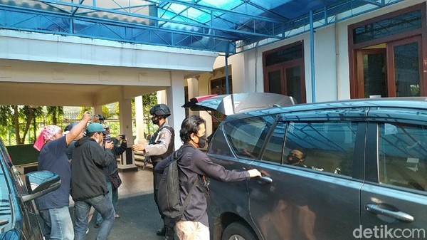 KPK Geledah Rumah Dinas Wali Kota Banjar KPK Geledah Rumah Dinas Wali Kota Banjar
