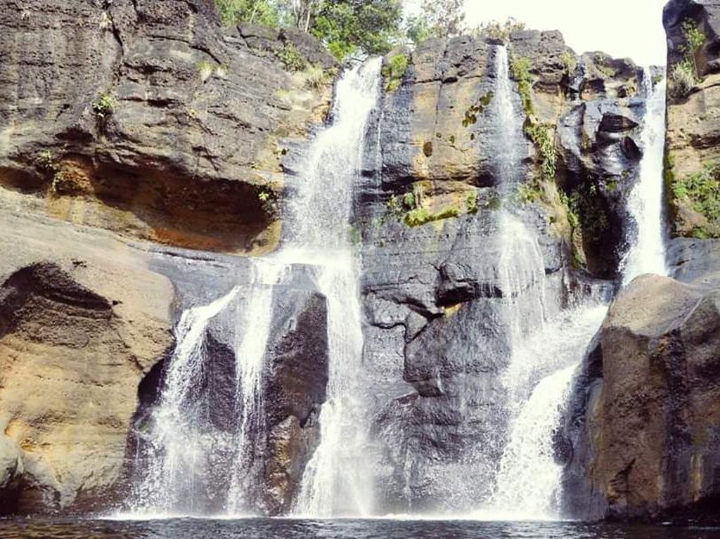 Warga Sulteng Hilang Terseret Arus Usai Jatuh dari Air Terjun Setinggi 30 Meter Warga Sulteng Hilang Terseret Arus Usai Jatuh dari Air Terjun Setinggi 30 Meter
