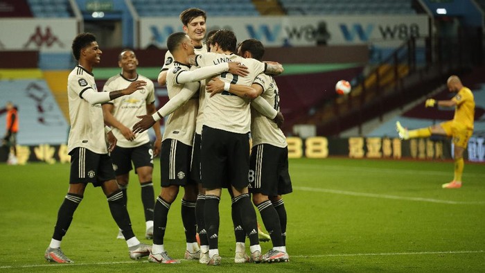 BIRMINGHAM, ENGLAND - JULY 09: Paul Pogba of Manchester United celebrates with his team mates after scoring his teams third goal during the Premier League match between Aston Villa and Manchester United at Villa Park on July 09, 2020 in Birmingham, England. Football Stadiums around Europe remain empty due to the Coronavirus Pandemic as Government social distancing laws prohibit fans inside venues resulting in all fixtures being played behind closed doors. (Photo by Andrew Boyers/Pool via Getty Images)