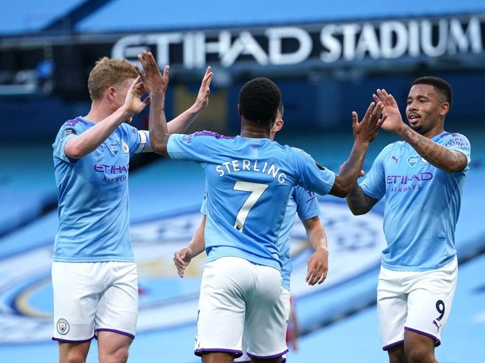 MANCHESTER, ENGLAND - JULY 02: Raheem Sterling of Manchester City celebrates with Kevin De Bruyne and Gabriel Jesus after scoring his team's second goal during the Premier League match between Manchester City and Liverpool FC at Etihad Stadium on July 02, 2020 in Manchester, England. Football Stadiums around Europe remain empty due to the Coronavirus Pandemic as Government social distancing laws prohibit fans inside venues resulting in all fixtures being played behind closed doors. (Photo by Dave Thompson/Pool via Getty Images)