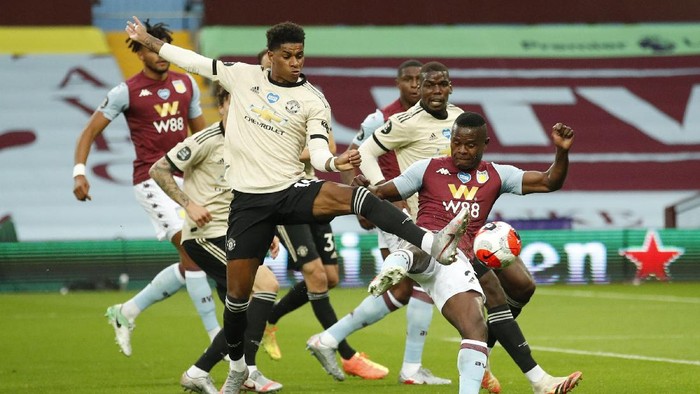 BIRMINGHAM, ENGLAND - JULY 09: Marcus Rashford of Manchester United is challenged by Mbwana Samatta of Aston Villa during the Premier League match between Aston Villa and Manchester United at Villa Park on July 09, 2020 in Birmingham, England. Football Stadiums around Europe remain empty due to the Coronavirus Pandemic as Government social distancing laws prohibit fans inside venues resulting in all fixtures being played behind closed doors. (Photo by Andrew Boyers/Pool via Getty Images)