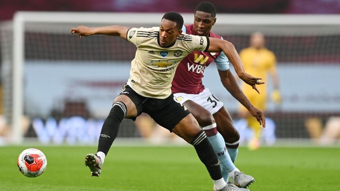 BIRMINGHAM, ENGLAND - JULY 09: Anthony Martial of Manchester United is challenged by Kortney Hause of Aston Villa during the Premier League match between Aston Villa and Manchester United at Villa Park on July 09, 2020 in Birmingham, England. Football Stadiums around Europe remain empty due to the Coronavirus Pandemic as Government social distancing laws prohibit fans inside venues resulting in all fixtures being played behind closed doors. (Photo by Shaun Botterill/Getty Images)