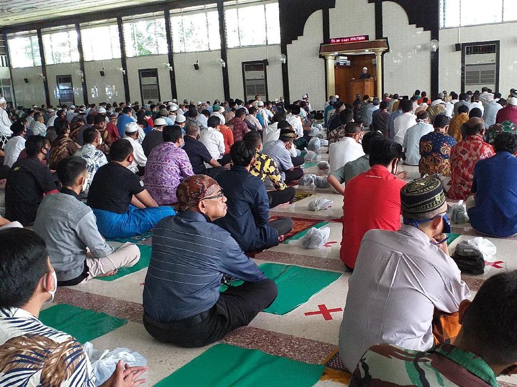 Jemaah Salat Jumat Masjid Al Falah Gunakan Sajadah Darurat Cegah COVID-19 Jemaah Salat Jumat Masjid Al Falah Gunakan Sajadah Darurat Cegah COVID-19