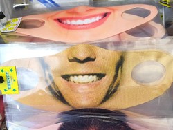 Penjual Masker Gambar Wajah Raup Keuntungan di Tengah Pandemi