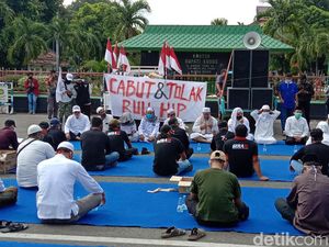 Massa Ormas di Kudus Lesehan di Alun-alun Demo Tolak RUU HIP